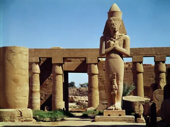 Der Koloss von Ramses II: stehende Statue des Königs mit seiner Tochter Benta anta vor seinen Beinen, aus dem Großen Tempel von Amun, Neues Reich, ca. 1320-1200 v. Chr.